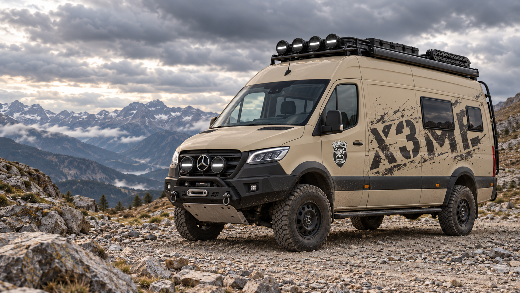 Konzeptvisualisierung: sandfarbener Sprinter mit verwittertem schwarzem X3ME-Schriftzug, kleinem Wappen auf der Fahrertür, vier Dachscheinwerfern, zwei Frontscheinwerfern, Windenstoßstange und Unterfahrschutz auf einer felsigen Bergpiste.