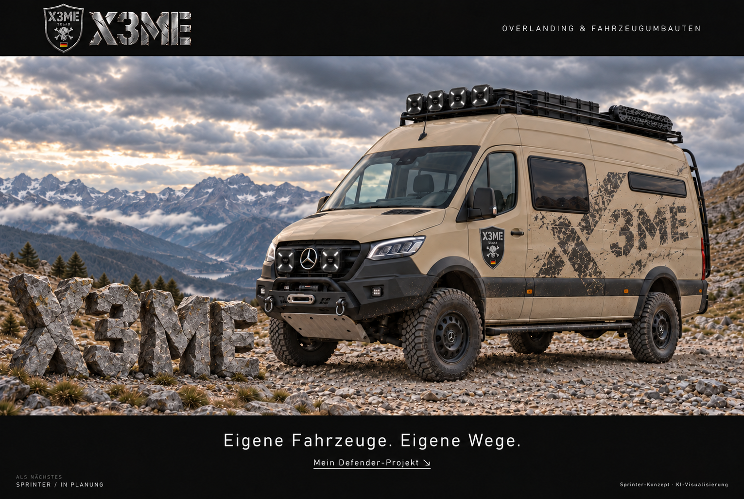Sandfarbener Sprinter in felsiger Berglandschaft. Links davor stehen X, 3, M und E als einzelne, aus Fels gehauene Skulpturen. An der Tür sitzt das neue Metallwappen mit Deutschlandflagge; die Seitenwand trägt einen durchbrochenen X3ME-Schriftzug mit übergroßem X.